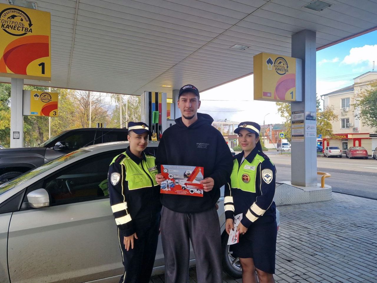 Сотрудники Госавтоинспекции г. Армавира в рамках 3 этапа профилактического мероприятия «Внимание — дети!» на автозаправочной станции провели акцию «Простые правила!» Сотрудники Госавтоинспекции г. Армавира в рамках 3 этапа профилактического мероприятия «Внимание — дети!» на автозаправочной станции провели акцию «Простые правила!»