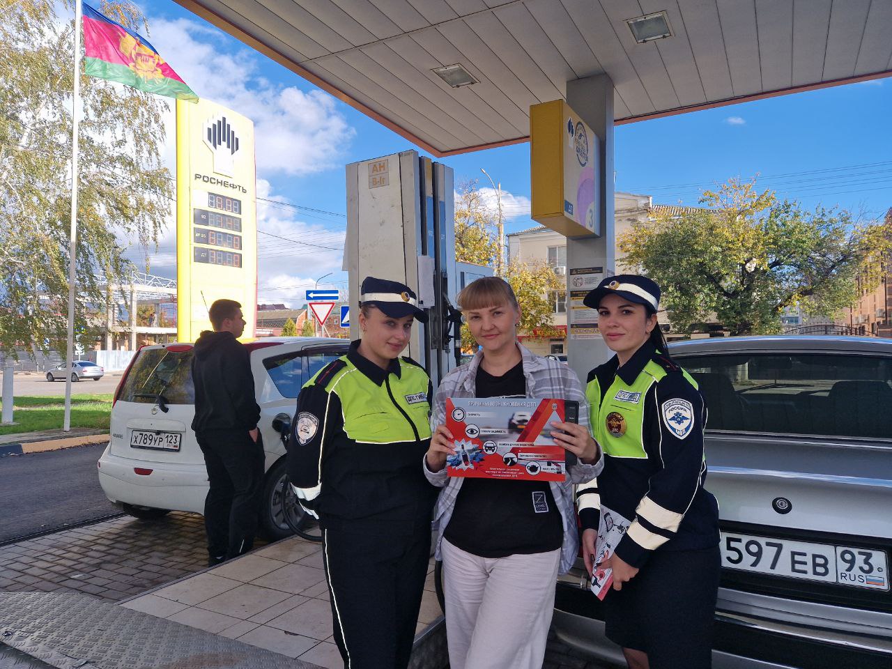 Сотрудники Госавтоинспекции г. Армавира в рамках 3 этапа профилактического мероприятия «Внимание — дети!» на автозаправочной станции провели акцию «Простые правила!» Сотрудники Госавтоинспекции г. Армавира в рамках 3 этапа профилактического мероприятия «Внимание — дети!» на автозаправочной станции провели акцию «Простые правила!»