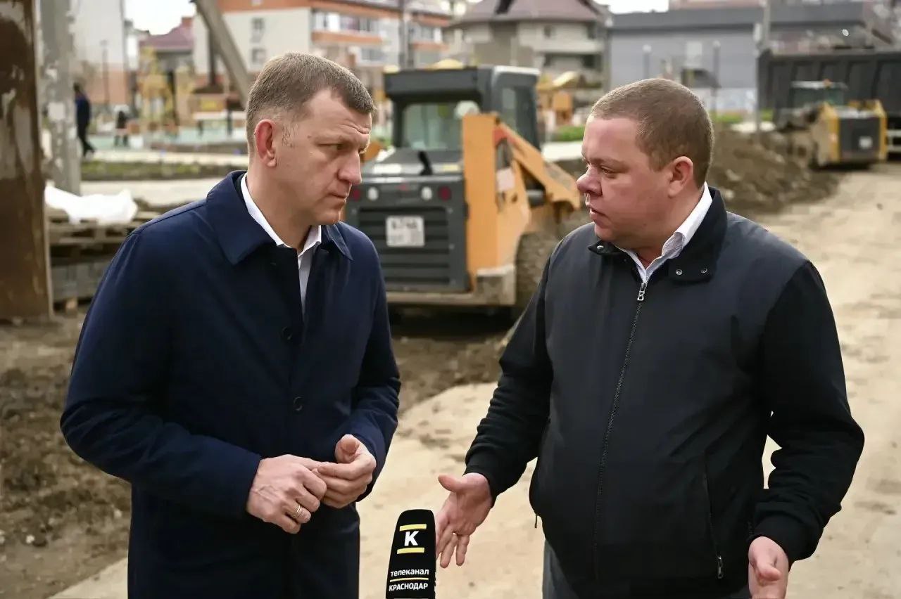 В Краснодаре завершают благоустройство сквера Российского В Краснодаре завершают благоустройство сквера Российского