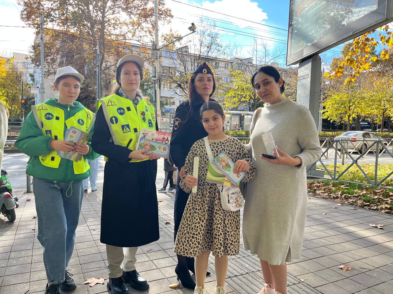 В рамках акции «Внимание-дети!» сотрудники Госавтоинспекции г. Краснодара совместно с детским центром «Автогородок» провели профилактическое мероприятие у оживленных пешеходных переходов в городе В рамках акции «Внимание-дети!» сотрудники Госавтоинспекции г. Краснодара совместно с детским центром «Автогородок» провели профилактическое мероприятие у оживленных пешеходных переходов в городе