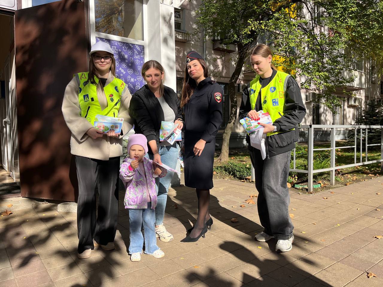 В рамках акции «Внимание-дети!» сотрудники Госавтоинспекции г. Краснодара совместно с детским центром «Автогородок» провели профилактическое мероприятие у оживленных пешеходных переходов в городе В рамках акции «Внимание-дети!» сотрудники Госавтоинспекции г. Краснодара совместно с детским центром «Автогородок» провели профилактическое мероприятие у оживленных пешеходных переходов в городе