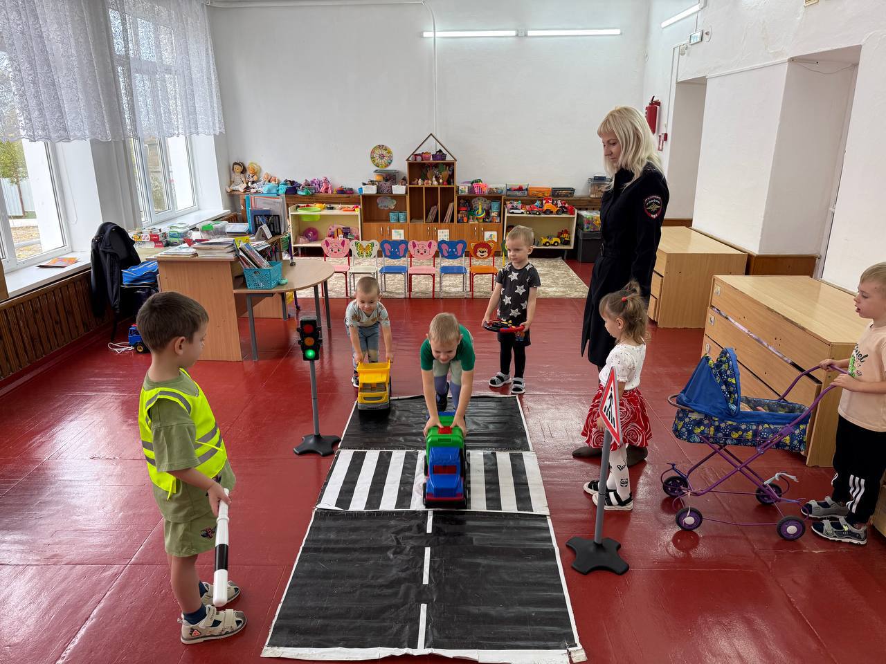 Сотрудники Госавтоинспекции в рамках профилактической акции «Внимание-дети!» провели для воспитанников детского сада № 16 мероприятие «День пешеходного перехода» Сотрудники Госавтоинспекции в рамках профилактической акции «Внимание-дети!» провели для воспитанников детского сада № 16 мероприятие «День пешеходного перехода»