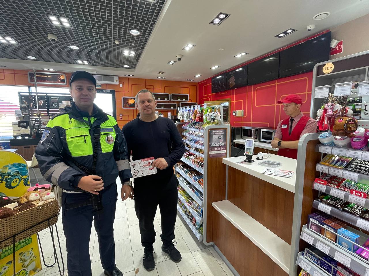 Сотрудники Госавтоинспекции Мостовского района на автозаправочной станции провели разъяснительные беседы с водителями и персоналом Сотрудники Госавтоинспекции Мостовского района на автозаправочной станции провели разъяснительные беседы с водителями и персоналом