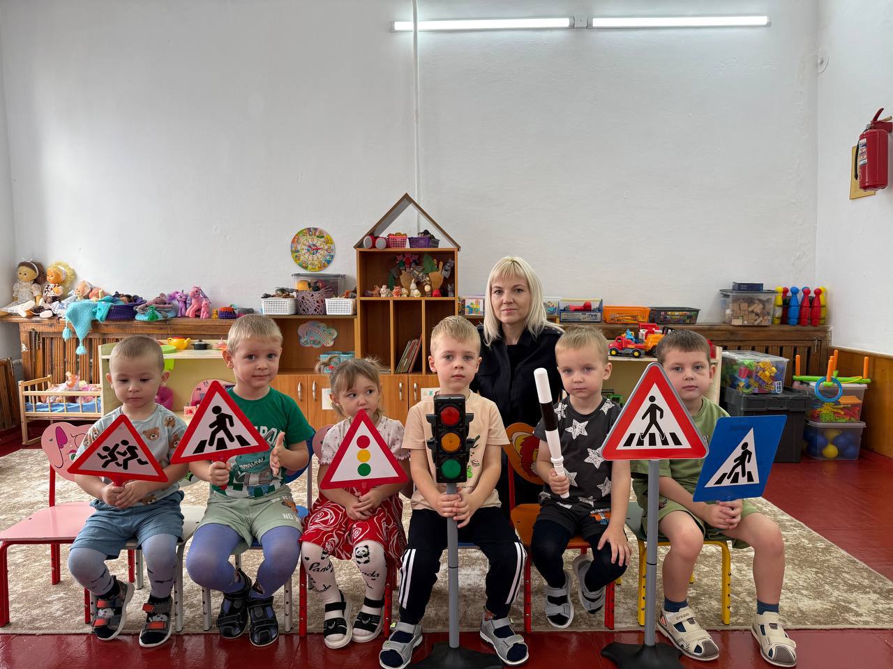 Сотрудники Госавтоинспекции в рамках профилактической акции «Внимание-дети!» провели для воспитанников детского сада № 16 мероприятие «День пешеходного перехода» Сотрудники Госавтоинспекции в рамках профилактической акции «Внимание-дети!» провели для воспитанников детского сада № 16 мероприятие «День пешеходного перехода»