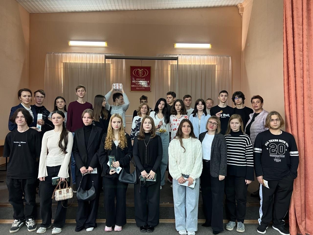 В прошедший четверг заместитель главы муниципального образования Ейский район, начальник финансового управления Елена Карпухина приняла участие в мероприятии, посвященном вопросам финансовой грамотности школьников