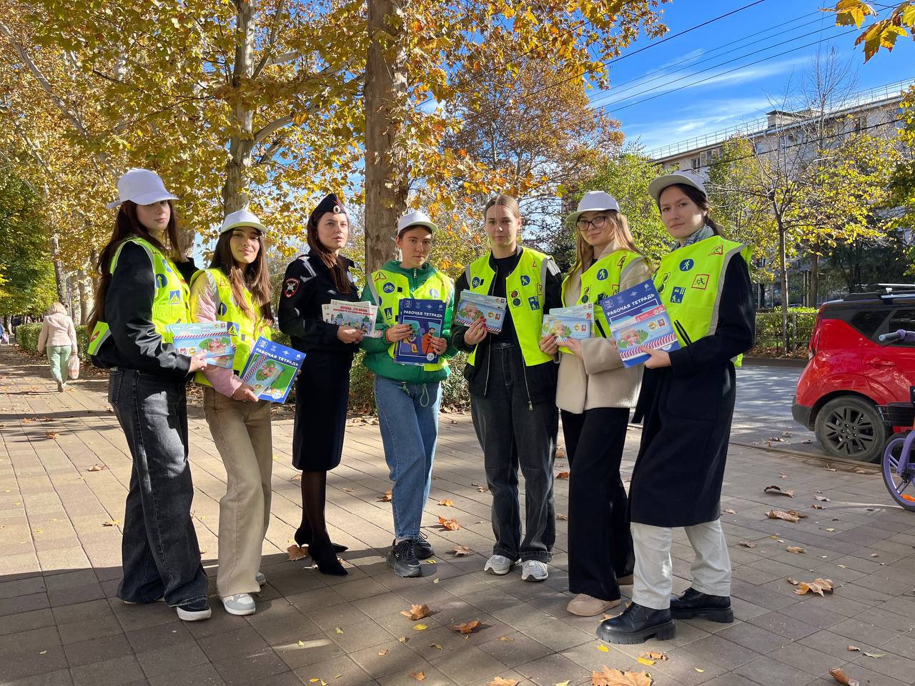 В рамках акции «Внимание-дети!» сотрудники Госавтоинспекции г. Краснодара совместно с детским центром «Автогородок» провели профилактическое мероприятие у оживленных пешеходных переходов в городе В рамках акции «Внимание-дети!» сотрудники Госавтоинспекции г. Краснодара совместно с детским центром «Автогородок» провели профилактическое мероприятие у оживленных пешеходных переходов в городе