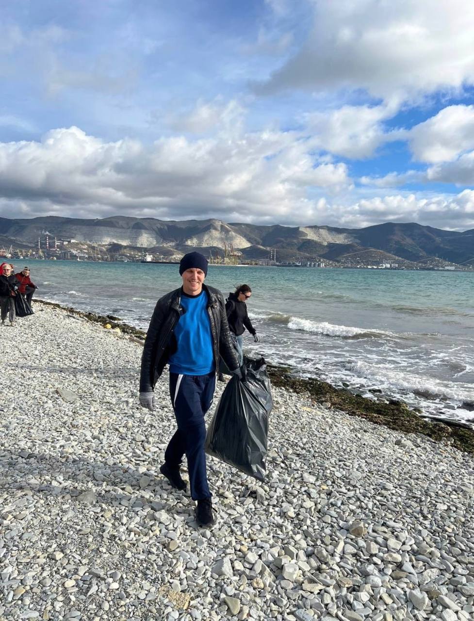 В День Чёрного моря неравнодушные жители города-героя Новороссийска провели субботник на прибрежной территории В День Чёрного моря неравнодушные жители города-героя Новороссийска провели субботник на прибрежной территории