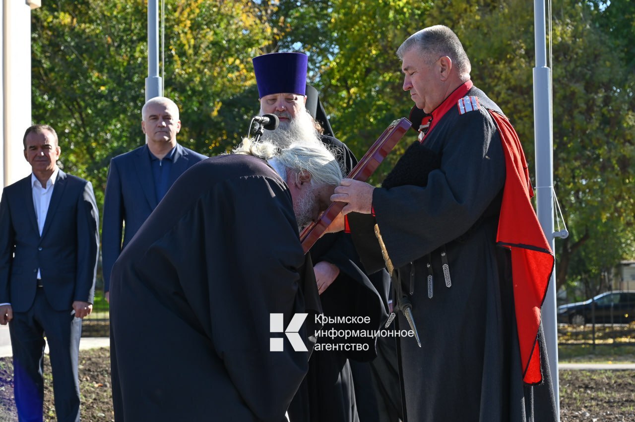 В Керчи открыли часовню-памятник во имя Пресвятой Богородицы при храме апостола Андрея Первозванного и в память об участии кубанских казаков в мероприятиях по воссоединению Крыма с Россией в 2014 году В Керчи открыли часовню-памятник во имя Пресвятой Богородицы при храме апостола Андрея Первозванного и в память об участии кубанских казаков в мероприятиях по воссоединению Крыма с Россией в 2014 году