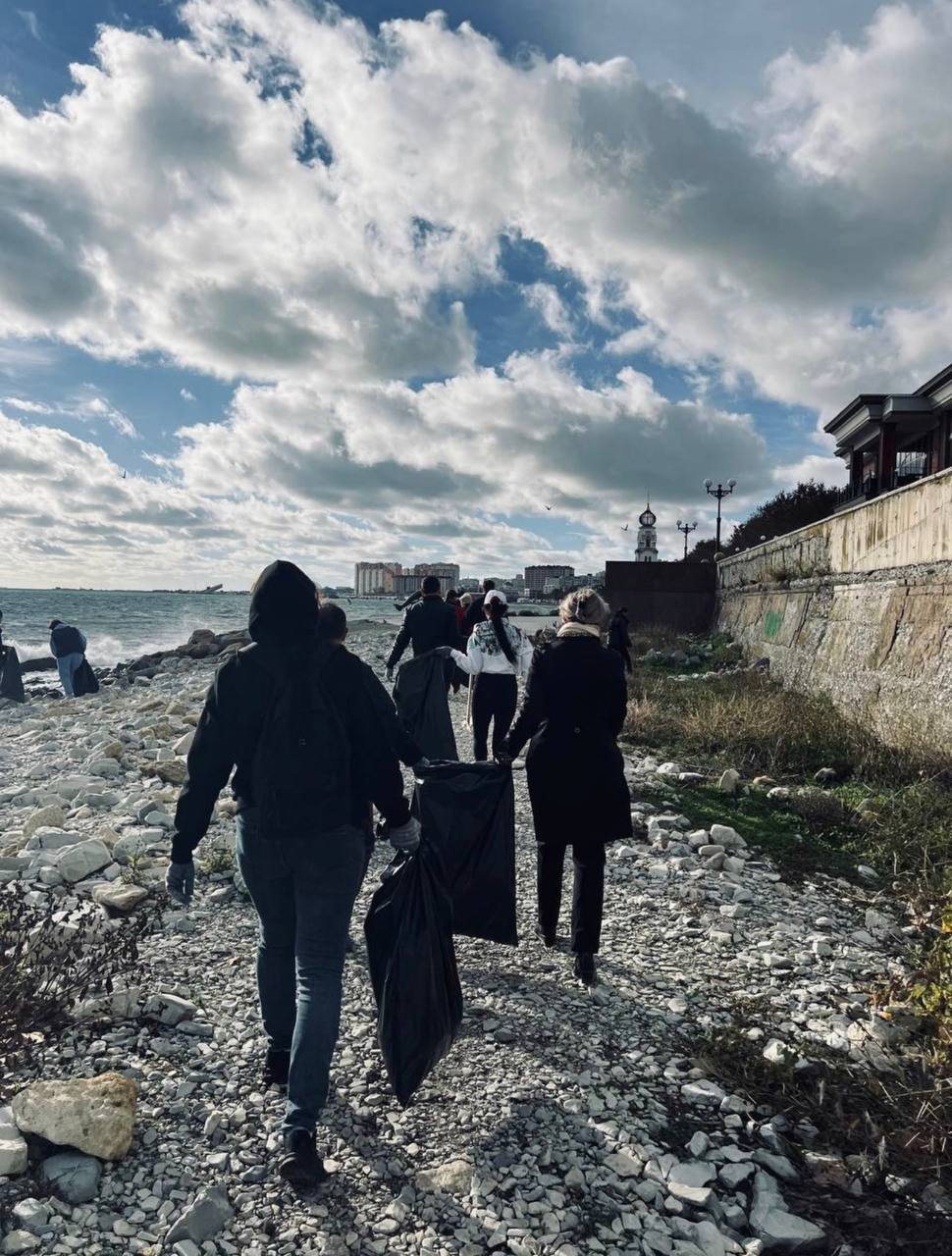 В День Чёрного моря неравнодушные жители города-героя Новороссийска провели субботник на прибрежной территории В День Чёрного моря неравнодушные жители города-героя Новороссийска провели субботник на прибрежной территории