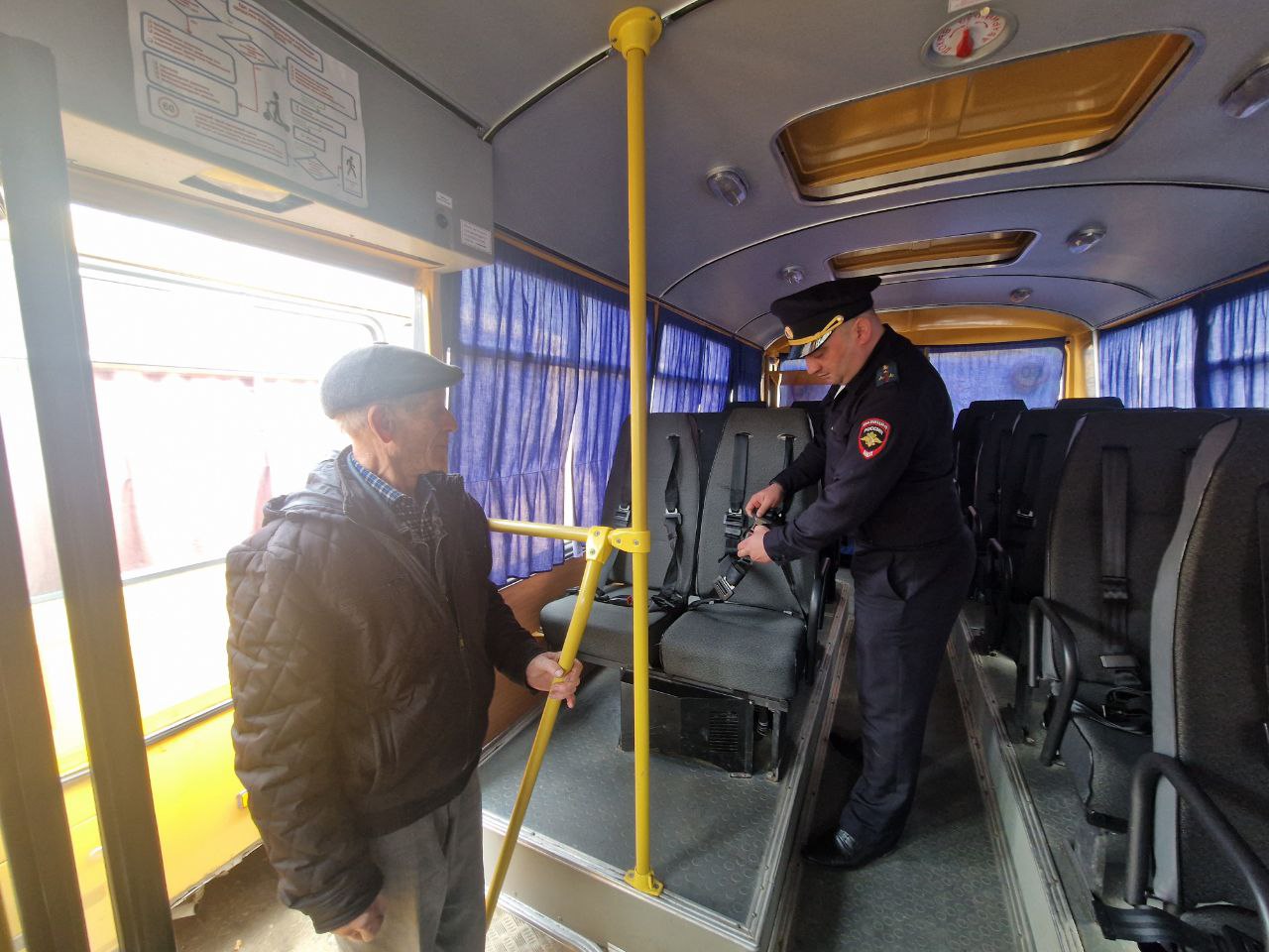 Сотрудники Госавтоинспекции г. Армавира в рамках 3 этапа профилактического мероприятия «Внимание — дети!» проверили безопасность школьных автобусов, а также провели рабочую встречу с водителями Сотрудники Госавтоинспекции г. Армавира в рамках 3 этапа профилактического мероприятия «Внимание — дети!» проверили безопасность школьных автобусов, а также провели рабочую встречу с водителями