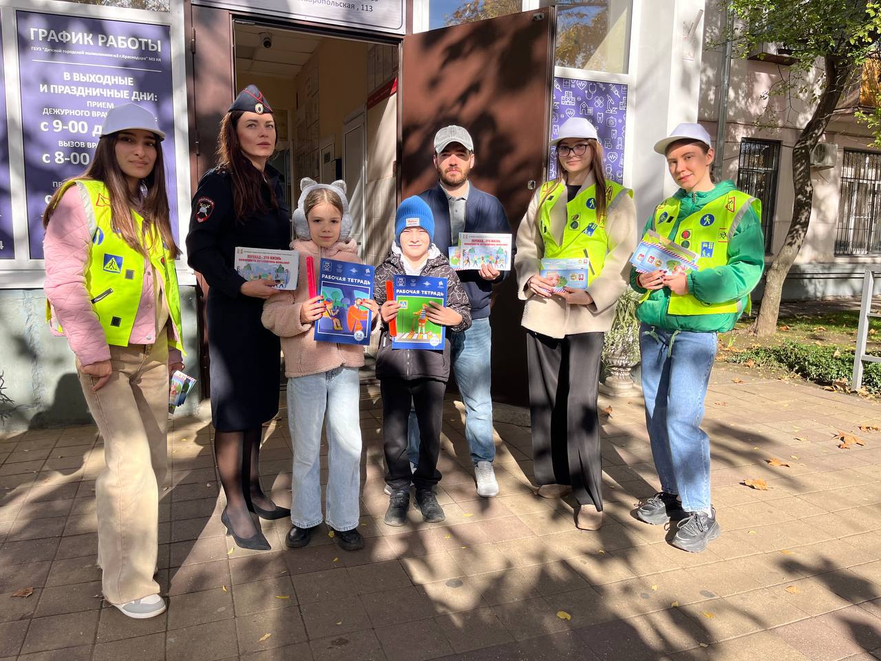 В рамках акции «Внимание-дети!» сотрудники Госавтоинспекции г. Краснодара совместно с детским центром «Автогородок» провели профилактическое мероприятие у оживленных пешеходных переходов в городе