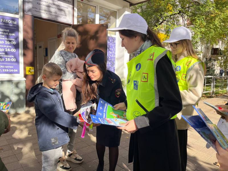 Сотрудники Госавтоинспекции совместно с центром «Автогородок» провели профилактическое мероприятие у оживленных пешеходных переходов в городе