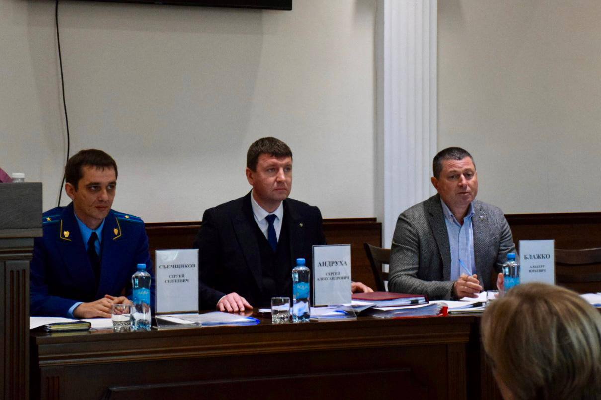 Заместителем прокурора Апшеронского района Сергеем Съемщиковым принято участие в очередной сессии Совета Апшеронского городского поселения Апшеронского района