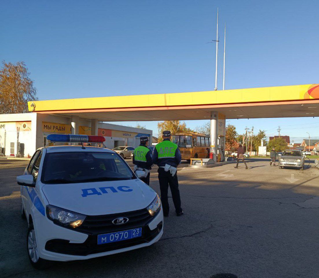 Сотрудники Госавтоинспекции Динского района провели на автозаправочных станциях разъяснительные беседы Сотрудники Госавтоинспекции Динского района провели на автозаправочных станциях разъяснительные беседы