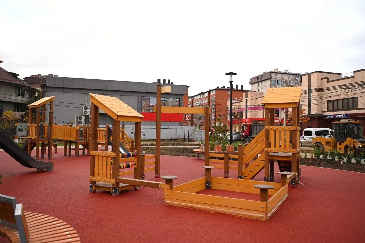 В Краснодаре завершают благоустройство сквера Российского В Краснодаре завершают благоустройство сквера Российского