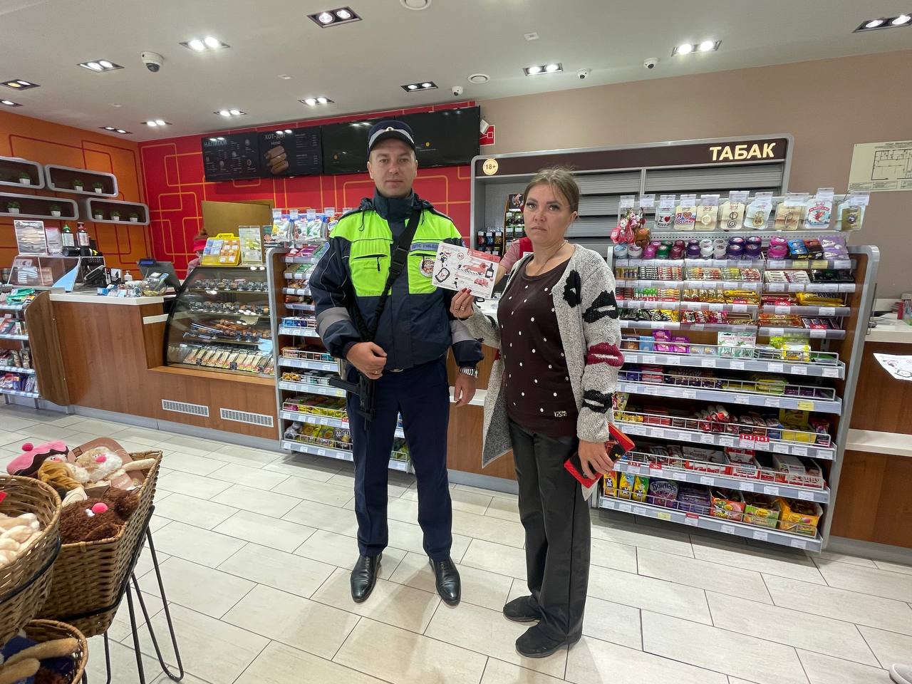 Сотрудники Госавтоинспекции Мостовского района на автозаправочной станции провели разъяснительные беседы с водителями и персоналом Сотрудники Госавтоинспекции Мостовского района на автозаправочной станции провели разъяснительные беседы с водителями и персоналом