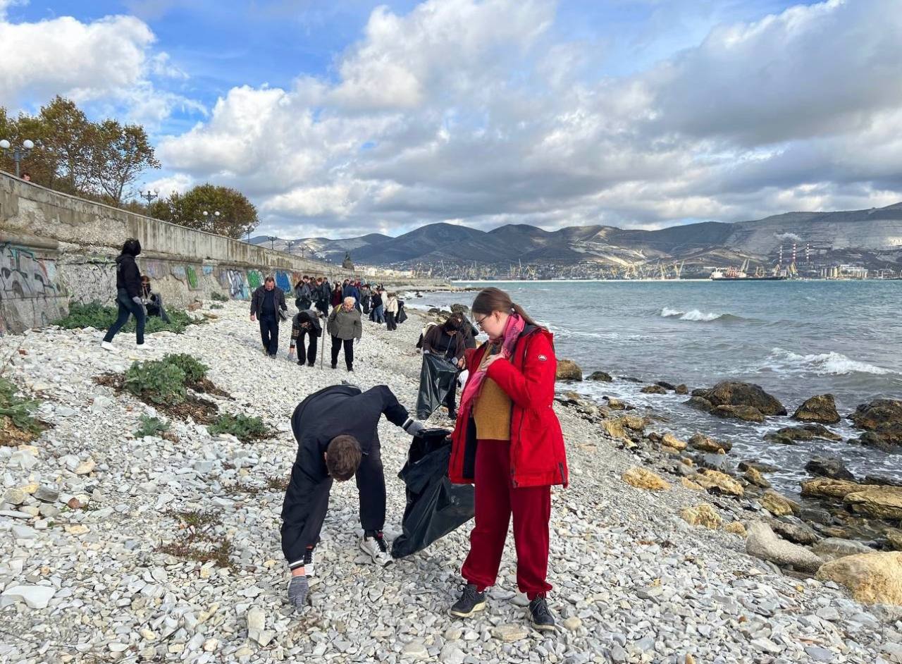 В День Чёрного моря неравнодушные жители города-героя Новороссийска провели субботник на прибрежной территории В День Чёрного моря неравнодушные жители города-героя Новороссийска провели субботник на прибрежной территории