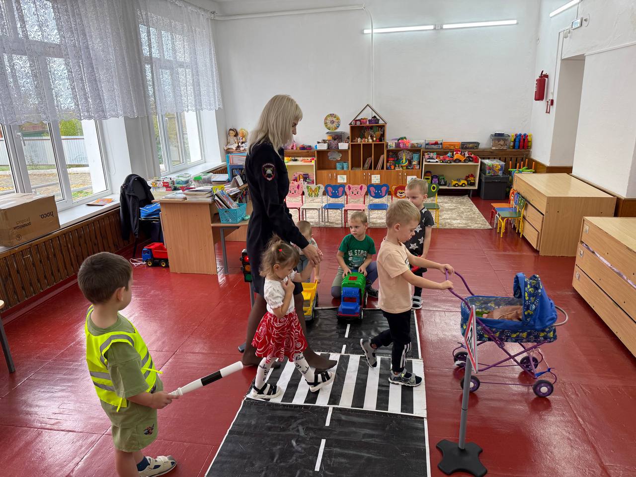 Сотрудники Госавтоинспекции в рамках профилактической акции «Внимание-дети!» провели для воспитанников детского сада № 16 мероприятие «День пешеходного перехода»