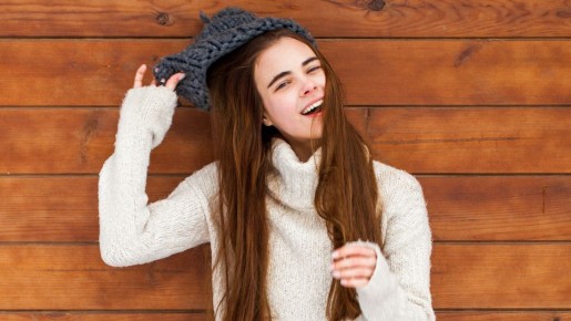 Будет как новенькая: простой лайфхак, как растянуть севшую после стирки шапку