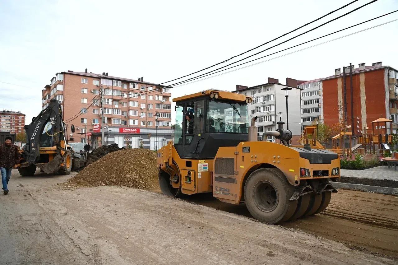 В Краснодаре завершают благоустройство сквера Российского В Краснодаре завершают благоустройство сквера Российского
