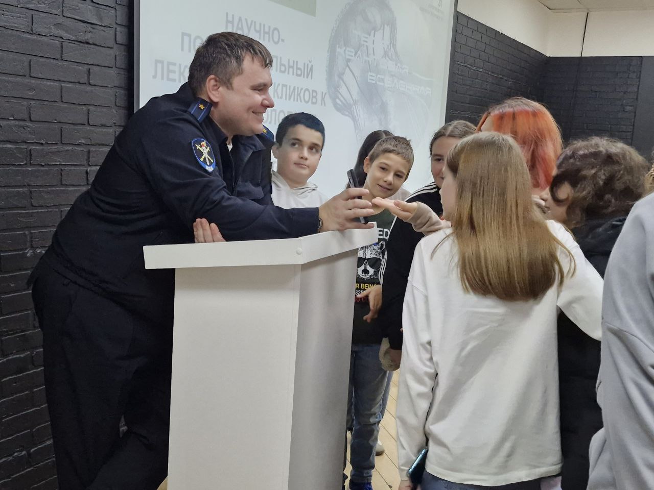 В Новороссийске в рамках Всероссийского фестиваля «Наука 0+» прошел лекторий следователей УМВД «От кликов к срокам: уголовная ответственность за дропперство» В Новороссийске в рамках Всероссийского фестиваля «Наука 0+» прошел лекторий следователей УМВД «От кликов к срокам: уголовная ответственность за дропперство»