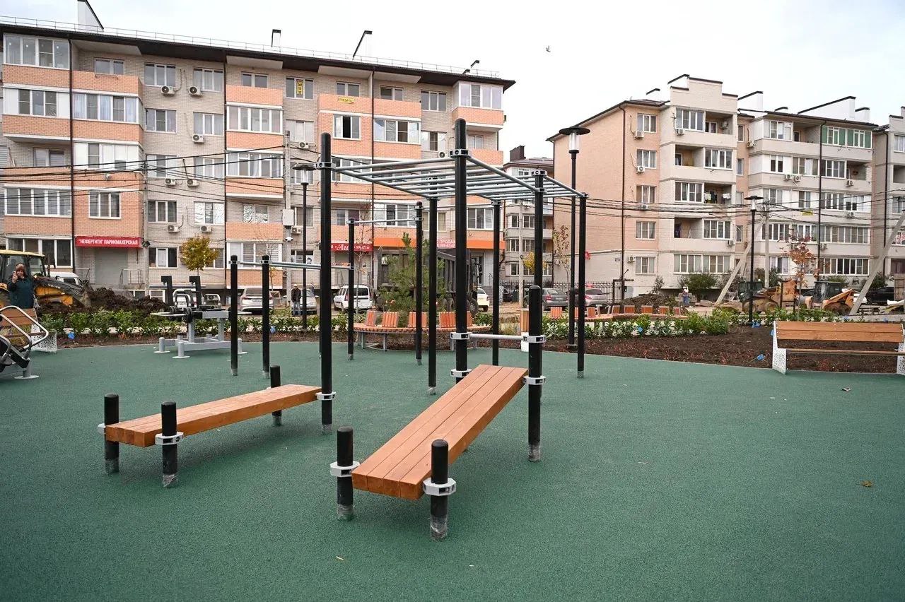 В Краснодаре завершают благоустройство сквера Российского В Краснодаре завершают благоустройство сквера Российского