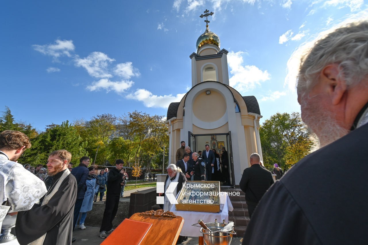 В Керчи открыли часовню-памятник во имя Пресвятой Богородицы при храме апостола Андрея Первозванного и в память об участии кубанских казаков в мероприятиях по воссоединению Крыма с Россией в 2014 году В Керчи открыли часовню-памятник во имя Пресвятой Богородицы при храме апостола Андрея Первозванного и в память об участии кубанских казаков в мероприятиях по воссоединению Крыма с Россией в 2014 году