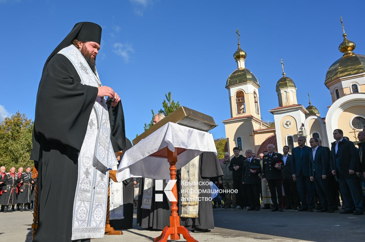 В Керчи открыли часовню-памятник во имя Пресвятой Богородицы при храме апостола Андрея Первозванного и в память об участии кубанских казаков в мероприятиях по воссоединению Крыма с Россией в 2014 году В Керчи открыли часовню-памятник во имя Пресвятой Богородицы при храме апостола Андрея Первозванного и в память об участии кубанских казаков в мероприятиях по воссоединению Крыма с Россией в 2014 году