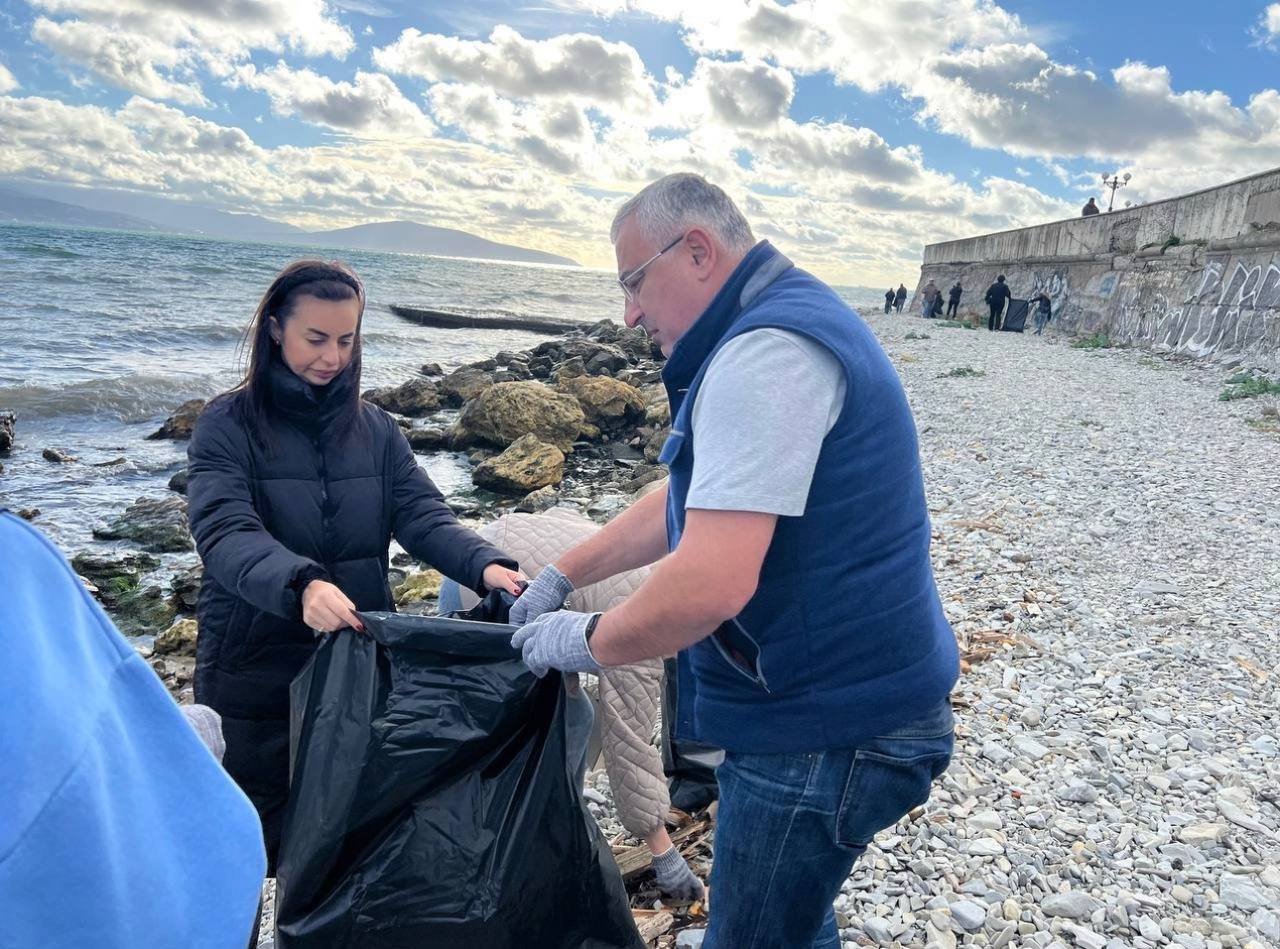 В День Чёрного моря неравнодушные жители города-героя Новороссийска провели субботник на прибрежной территории В День Чёрного моря неравнодушные жители города-героя Новороссийска провели субботник на прибрежной территории