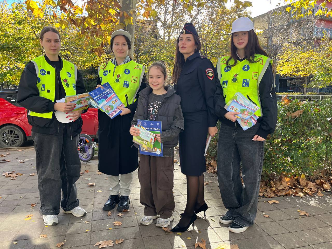В рамках акции «Внимание-дети!» сотрудники Госавтоинспекции г. Краснодара совместно с детским центром «Автогородок» провели профилактическое мероприятие у оживленных пешеходных переходов в городе В рамках акции «Внимание-дети!» сотрудники Госавтоинспекции г. Краснодара совместно с детским центром «Автогородок» провели профилактическое мероприятие у оживленных пешеходных переходов в городе