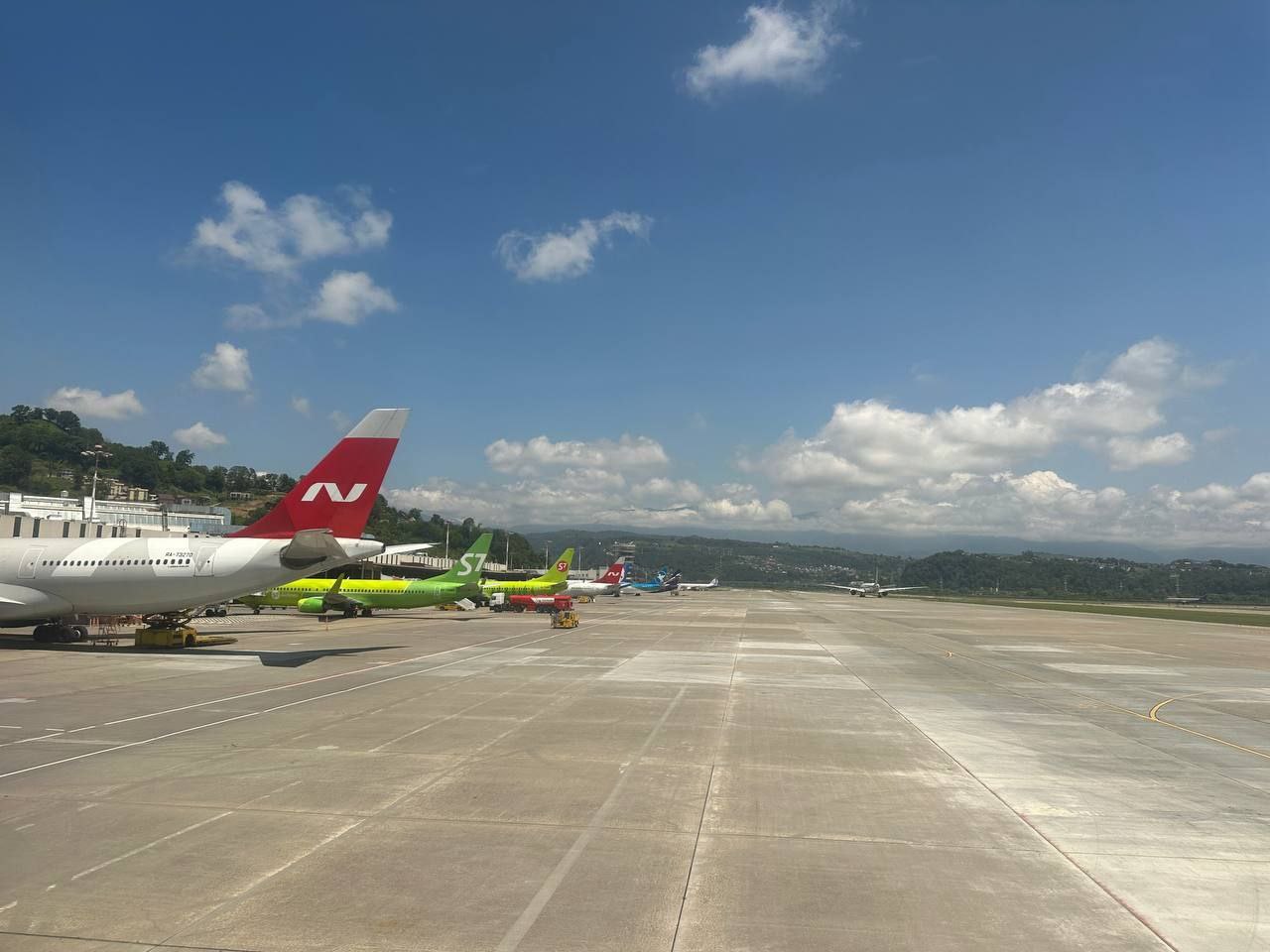 Порядка 50 авиарейсов задерживаются в аэропортах Сочи, Краснодара и Геленджика