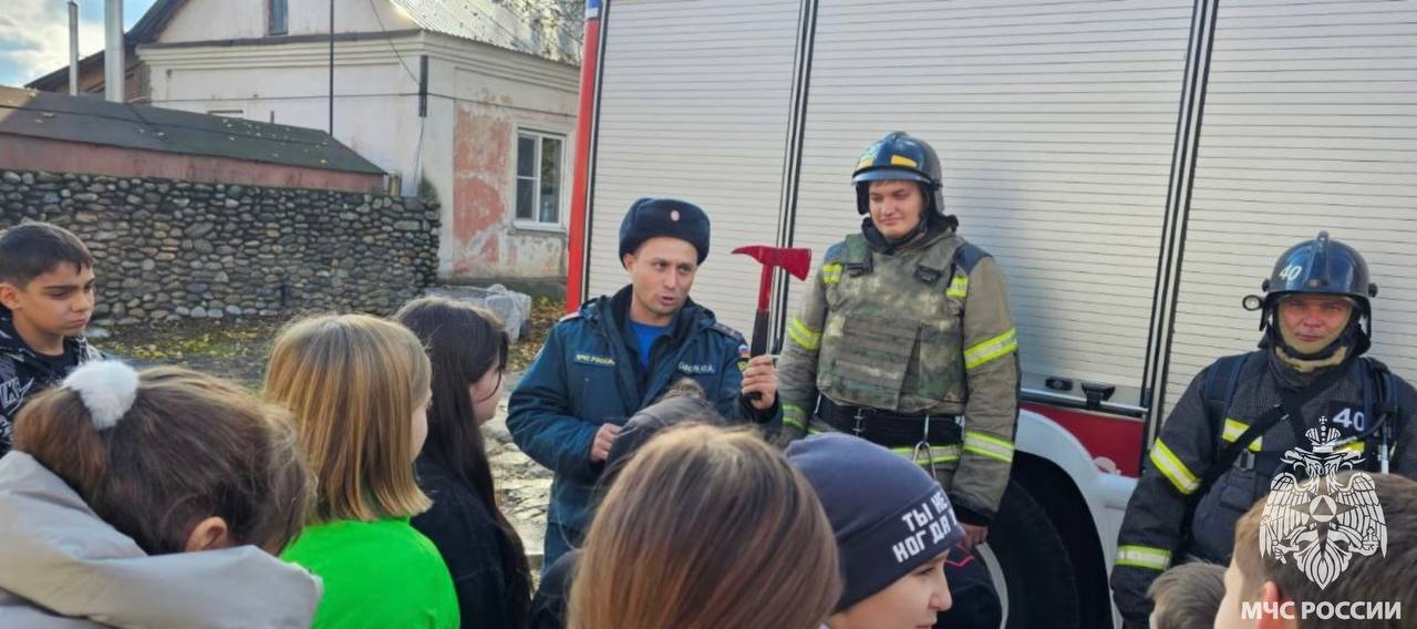 Один день из жизни пожарных: экскурсия для юных лабинцев Один день из жизни пожарных: экскурсия для юных лабинцев