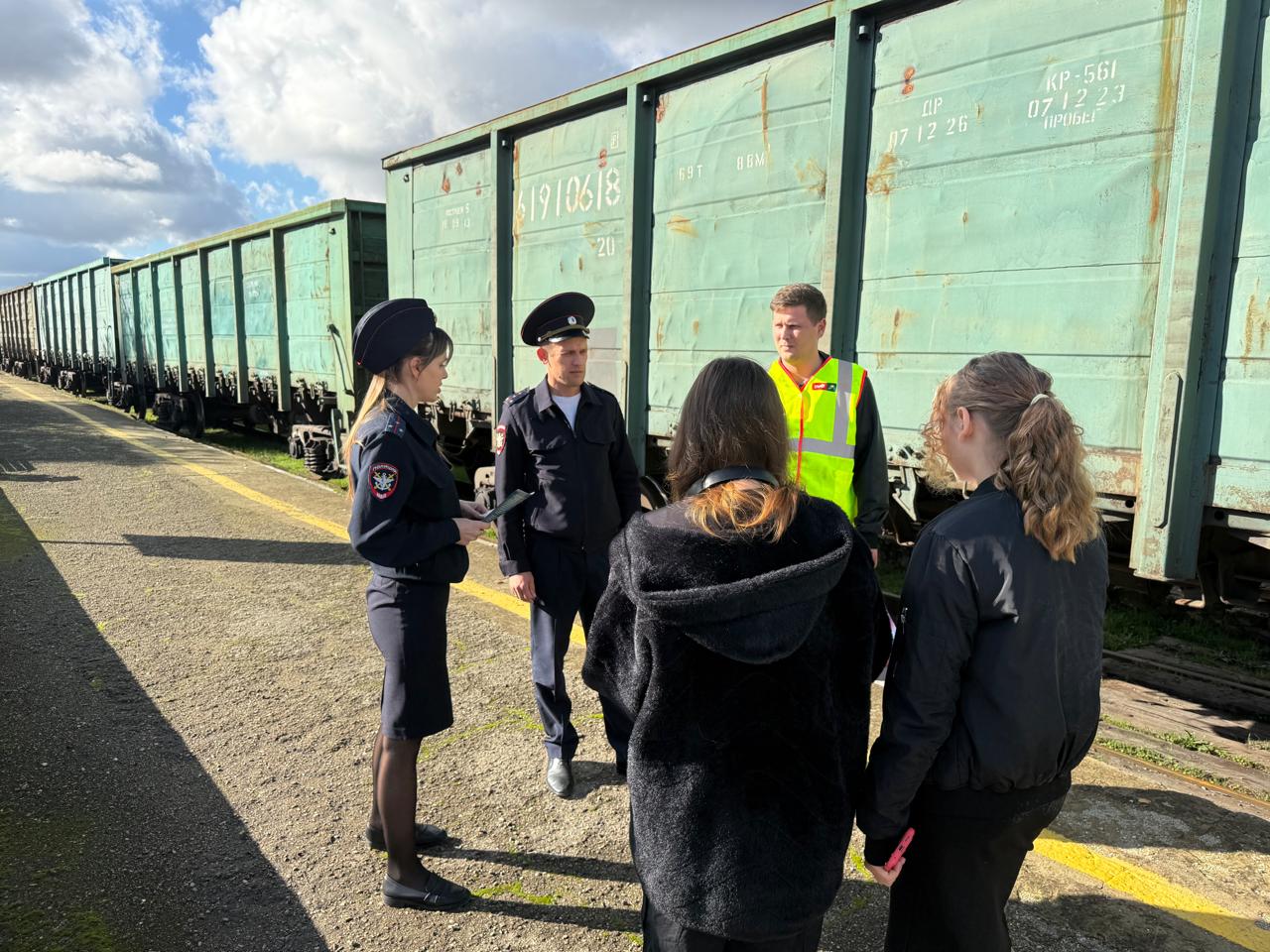 В Анапе транспортные полицейские и железнодорожники провели для подростков профилактическую экскурсию В Анапе транспортные полицейские и железнодорожники провели для подростков профилактическую экскурсию