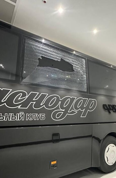 Неизвестные разбили окно автобуса ФК «Спартак» перед матчем с «Краснодаром»