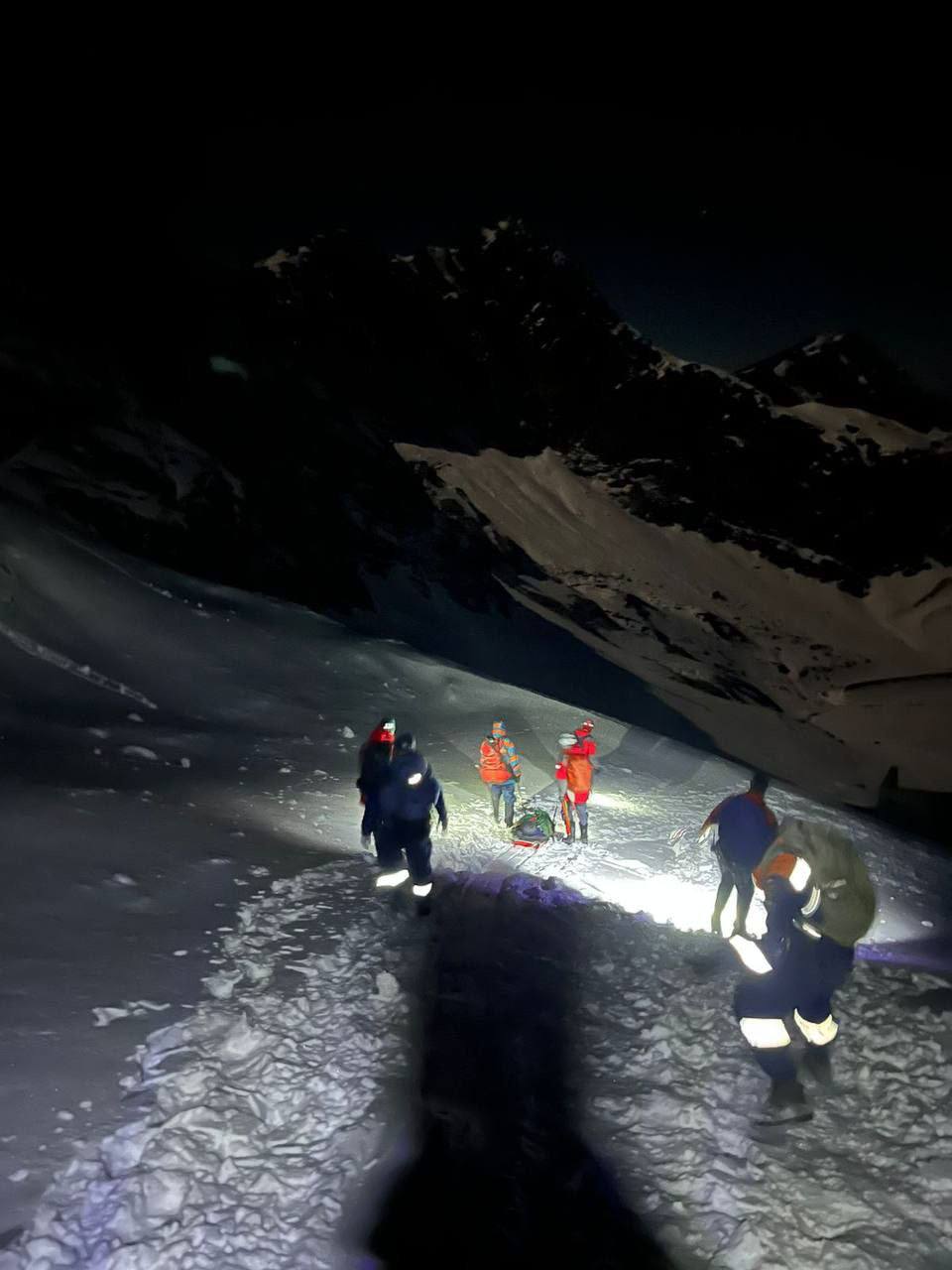 Спасатели помогли туристке в горах Сочи Спасатели помогли туристке в горах Сочи