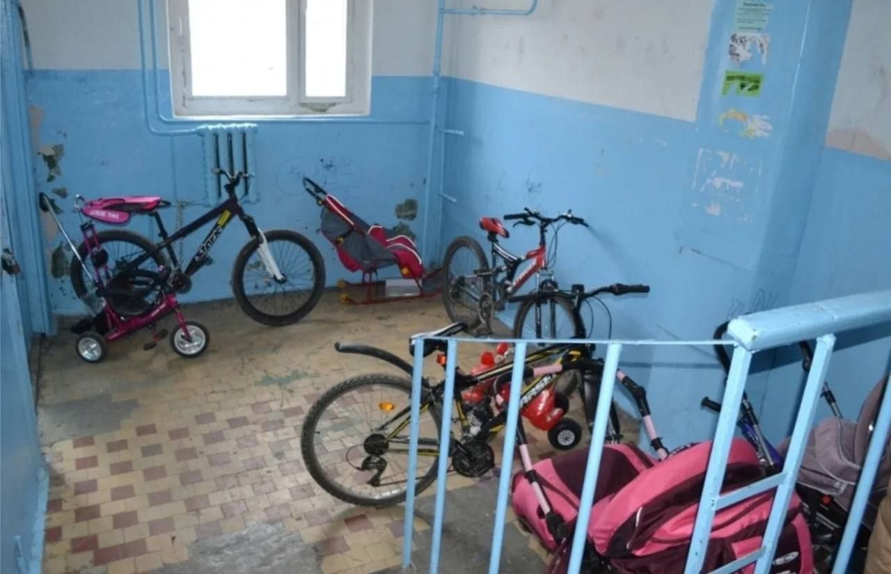 Жителей многоквартирных домов могут оштрафовать до 15 тысяч рублей за хранение в подъездах детских колясок, санок и велосипедов, рассказал член комиссии Общественной палаты РФ Евгений Машаров