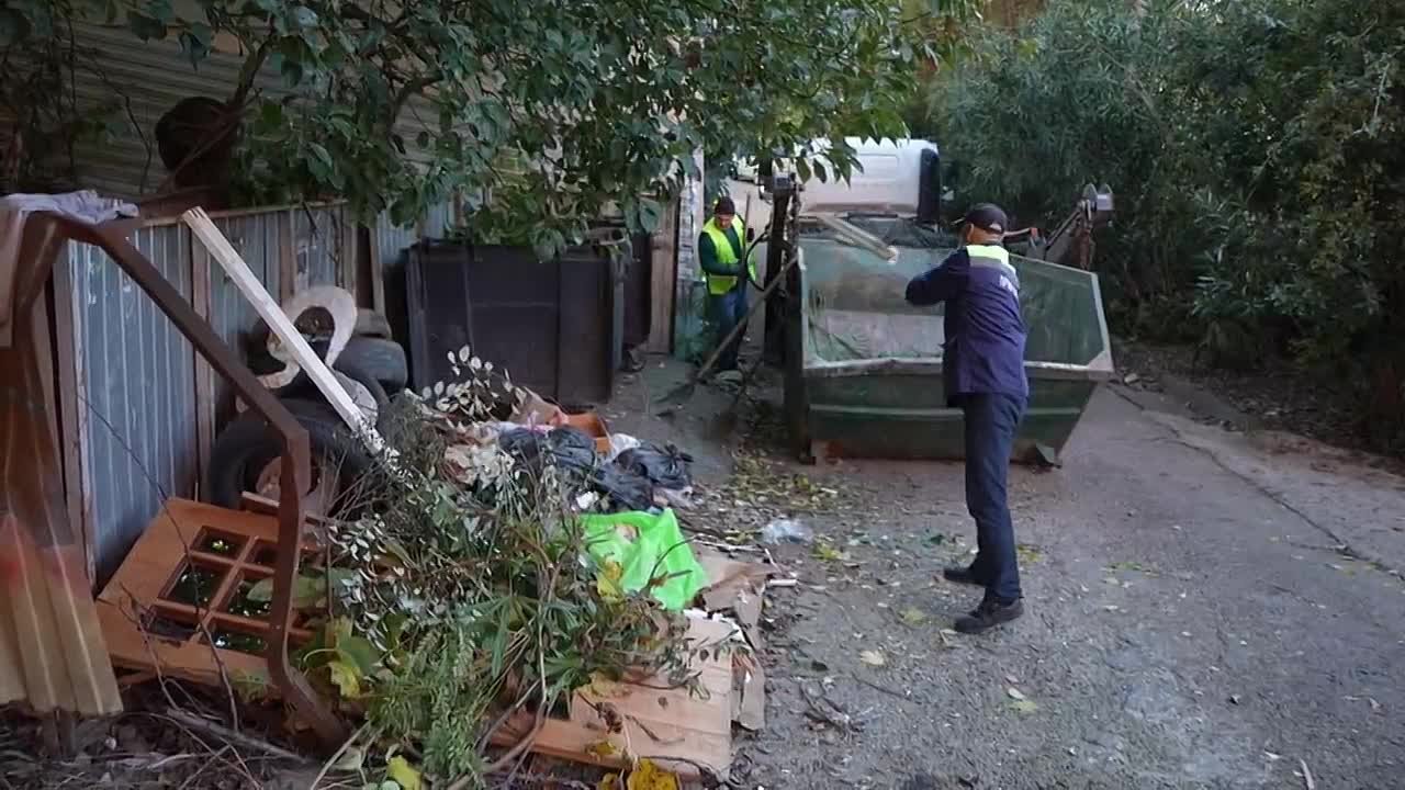 Во всех районах Сочи продолжается масштабная работа по ликвидации перенакопления мусора на контейнерных площадках