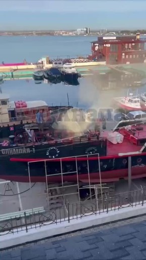 В Анапе у причала загорелся теплоход