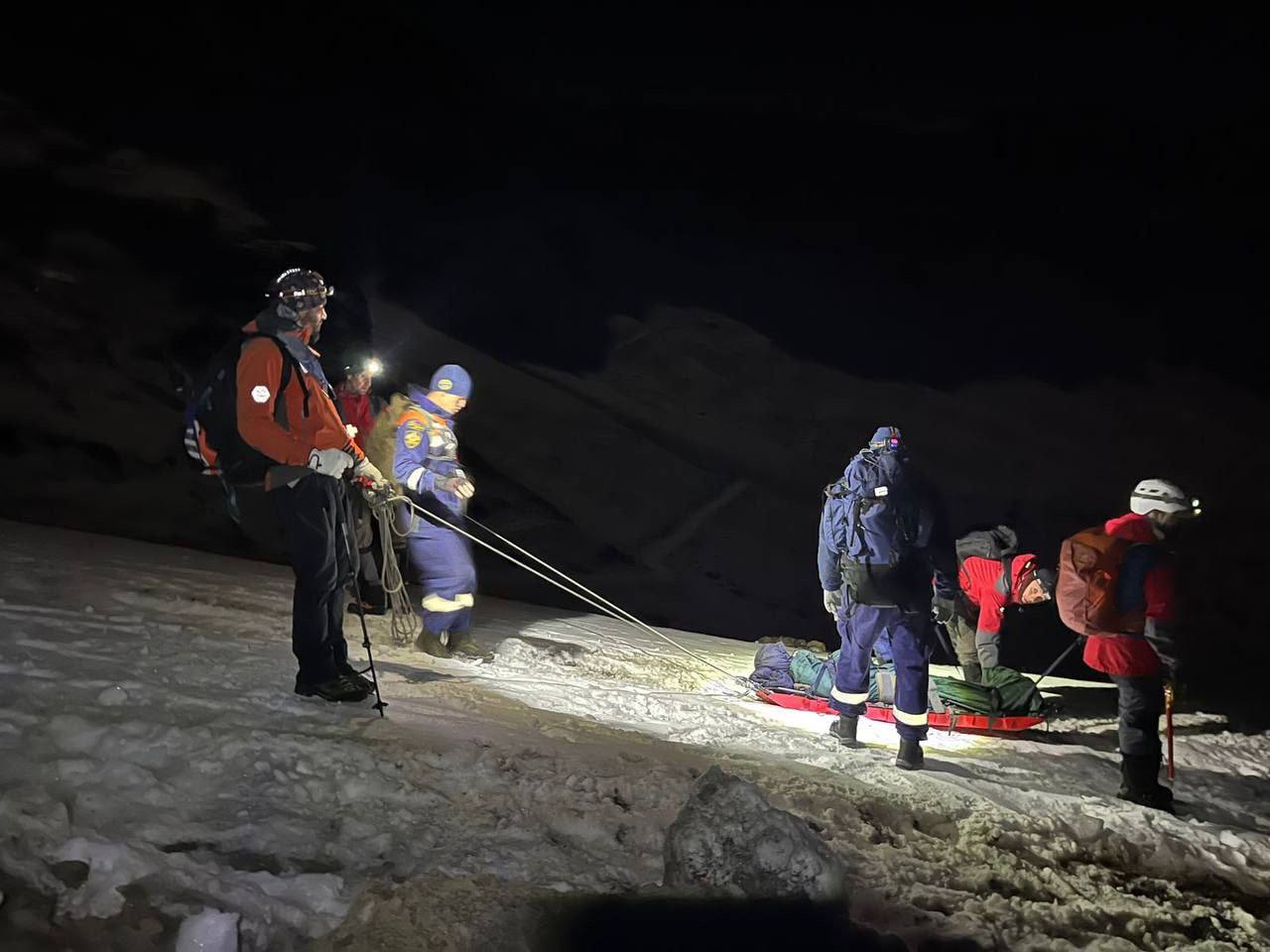 Спасатели помогли туристке в горах Сочи Спасатели помогли туристке в горах Сочи
