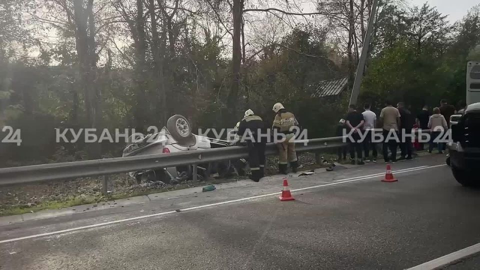 Машина вылетела за ограду и перевернулась в Сочи