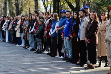 На площади Героев в честь Дня народного единства провели акцию памяти и вручили новороссийским юнармейцам медали Министерства обороны РФ