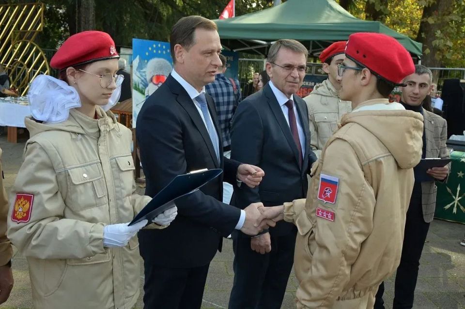 В День народного единства в ряды Юнармии приняли 150 сочинцев В День народного единства в ряды Юнармии приняли 150 сочинцев