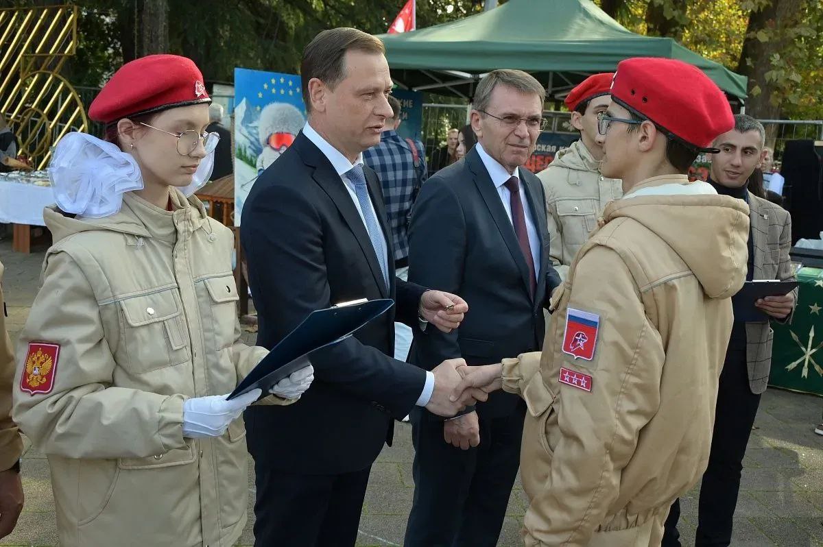 В День народного единства в ряды Юнармии приняли 150 сочинцев В День народного единства в ряды Юнармии приняли 150 сочинцев