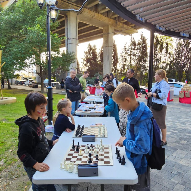 В День народного единства Для жителей и гостей города в парке «50 лет Победы» Хостинского района Сочи открылись выставки — ярмарка мастеров декоративно-прикладного искусства, а также выставка художественных картин... В День народного единства Для жителей и гостей города в парке «50 лет Победы» Хостинского района Сочи открылись выставки — ярмарка мастеров декоративно-прикладного искусства, а также выставка художественных картин...
