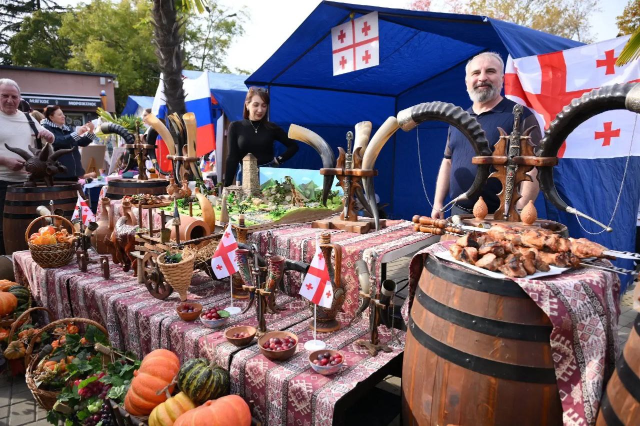 В Адлерском районе Сочи в День народного единства состоялся фестиваль национальных культур "Мы едины" В Адлерском районе Сочи в День народного единства состоялся фестиваль национальных культур "Мы едины"