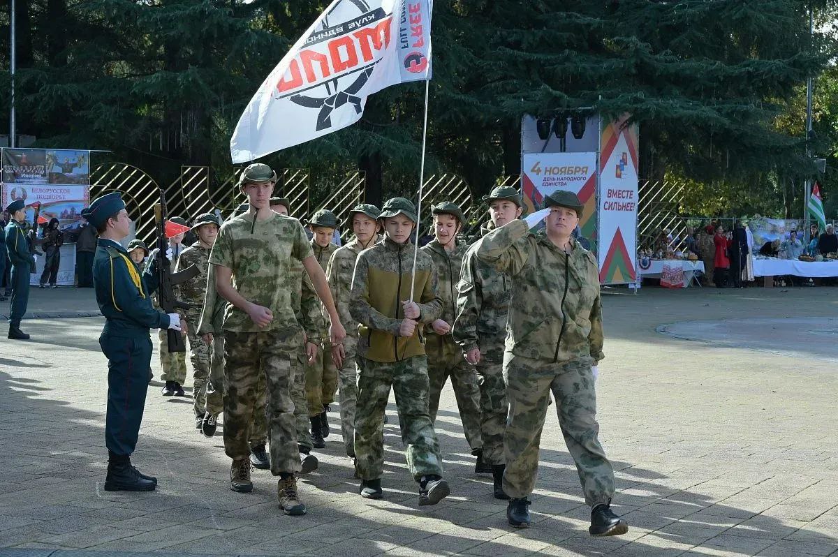 В День народного единства в ряды Юнармии приняли 150 сочинцев В День народного единства в ряды Юнармии приняли 150 сочинцев