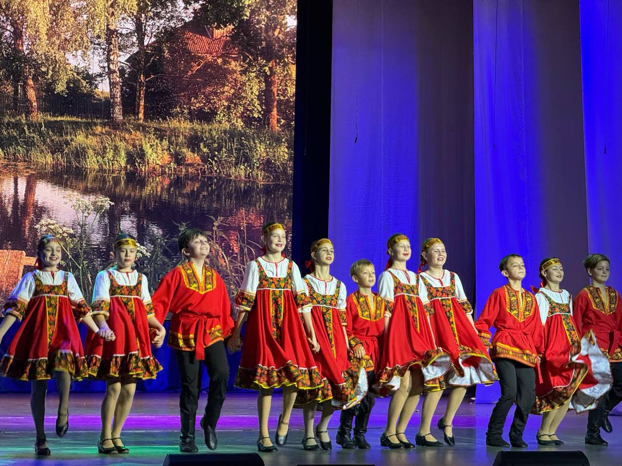 Сегодня, в День народного единства и праздника Казанской иконы Божией Матери, в Ейском городском дворце культуры им. А.А. Колесникова состоялась праздничная программа «Народы едины под солнцем России» Сегодня, в День народного единства и праздника Казанской иконы Божией Матери, в Ейском городском дворце культуры им. А.А. Колесникова состоялась праздничная программа «Народы едины под солнцем России»