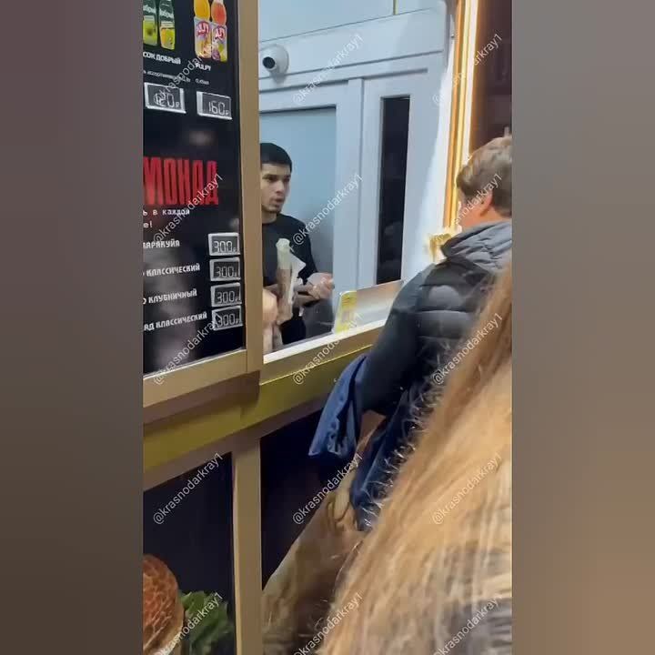 Маловато будет. Недостаточное количество мяса в шаурме стало причиной драки возле парка Галицкого