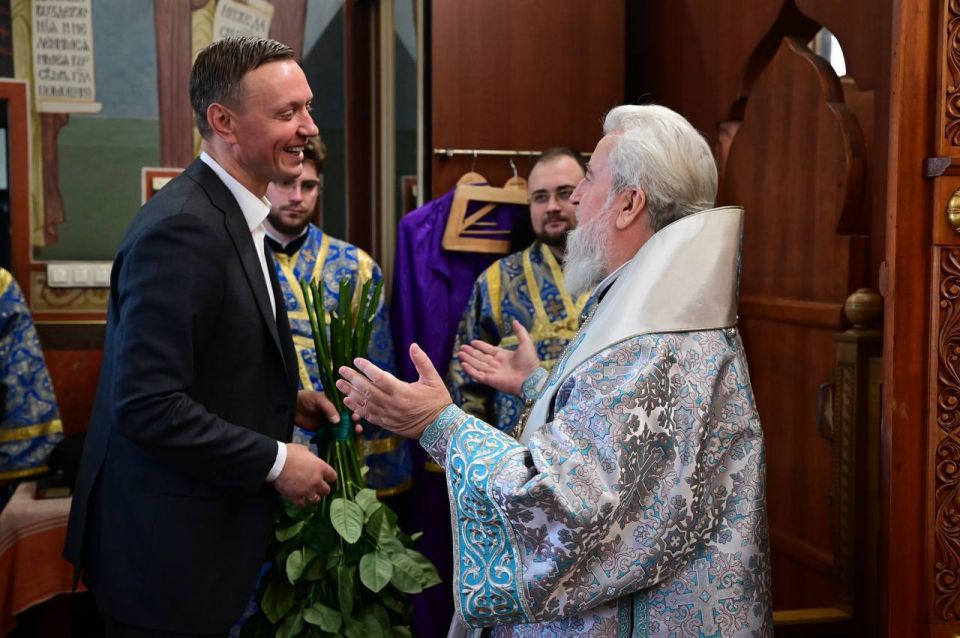 Андрей Кравченко: Сегодняшнее утро празднично вдвойне: вместе с Днем народного единства православные верующие отмечают День Казанской иконы Божией Матери, которая является одной из самых чтимых в Русской православной церкви Андрей Кравченко: Сегодняшнее утро празднично вдвойне: вместе с Днем народного единства православные верующие отмечают День Казанской иконы Божией Матери, которая является одной из самых чтимых в Русской православной церкви