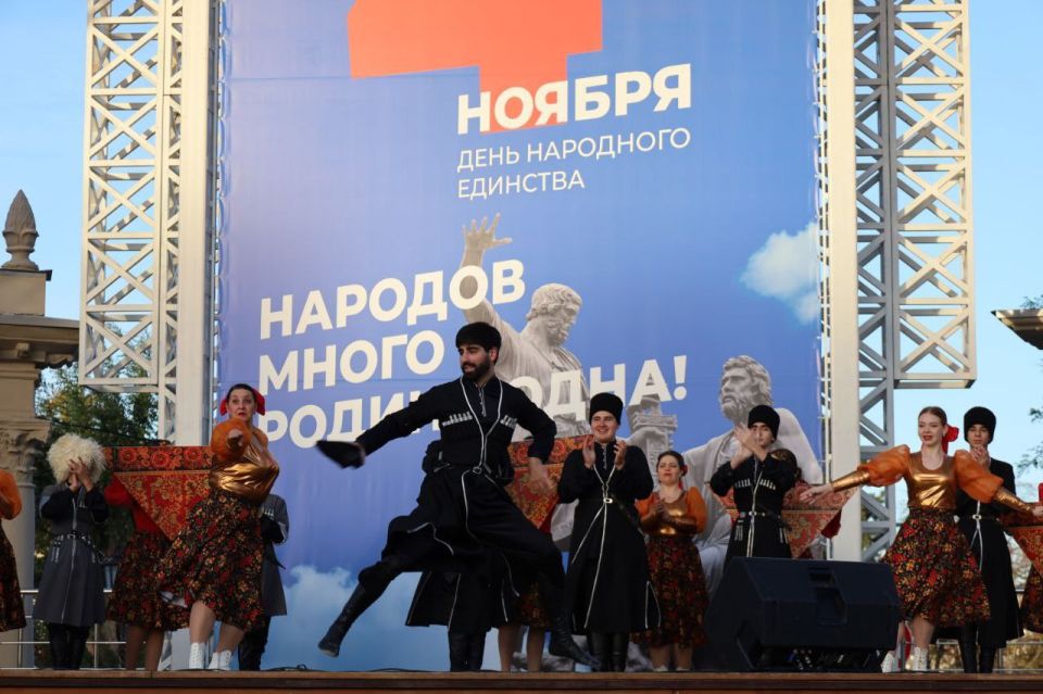 В АРМАВИРЕ ОТМЕТИЛИ ДЕНЬ НАРОДНОГО ЕДИНСТВА В АРМАВИРЕ ОТМЕТИЛИ ДЕНЬ НАРОДНОГО ЕДИНСТВА